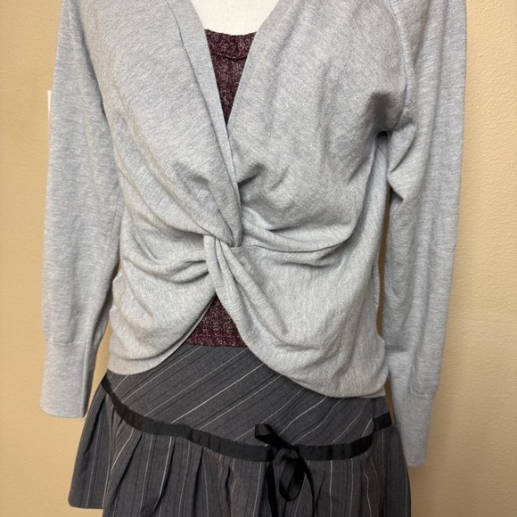 Victoria's Secret Gray Twist Back Lightweight Cropped Sweatshirt - Size Medium - Picture 3 of 7